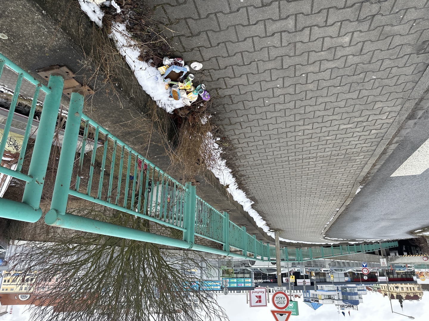 Odpadky na chodníku