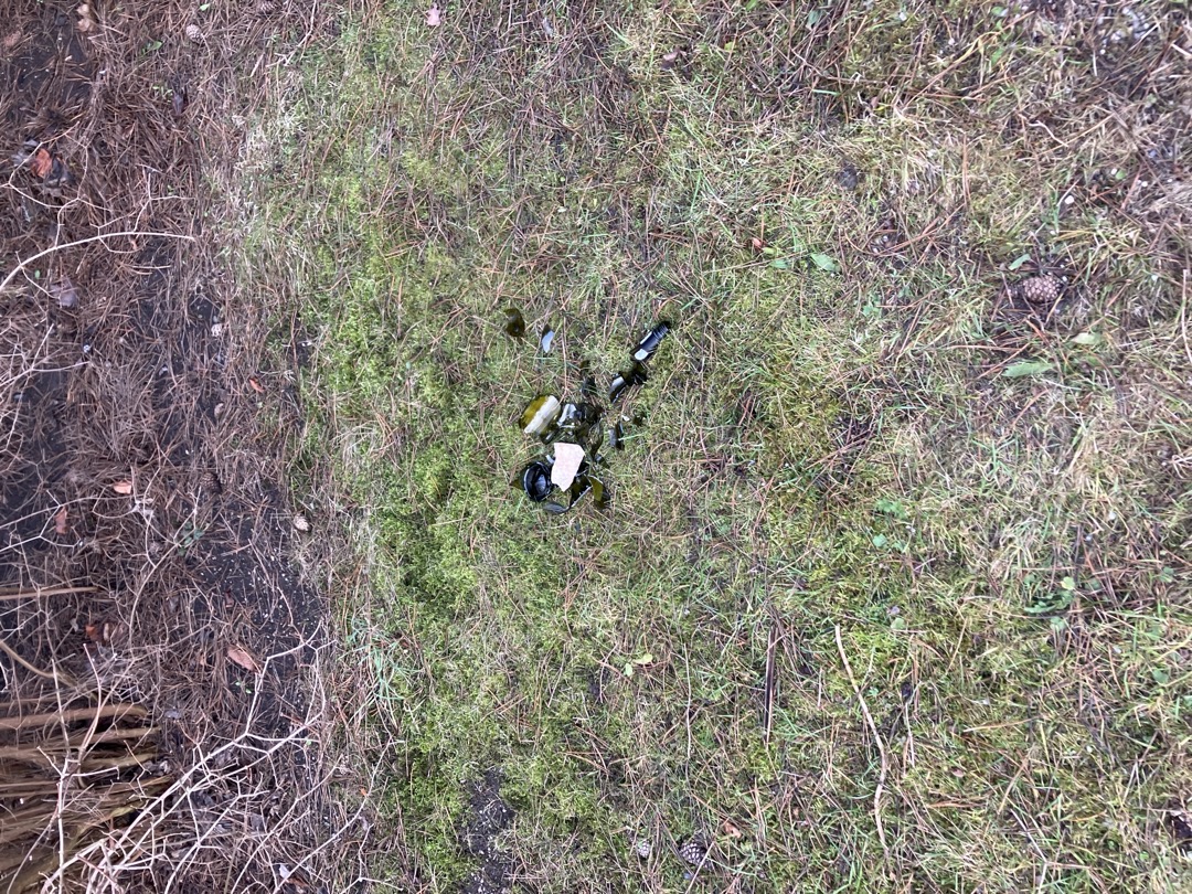 Střepy na dětském hřišti