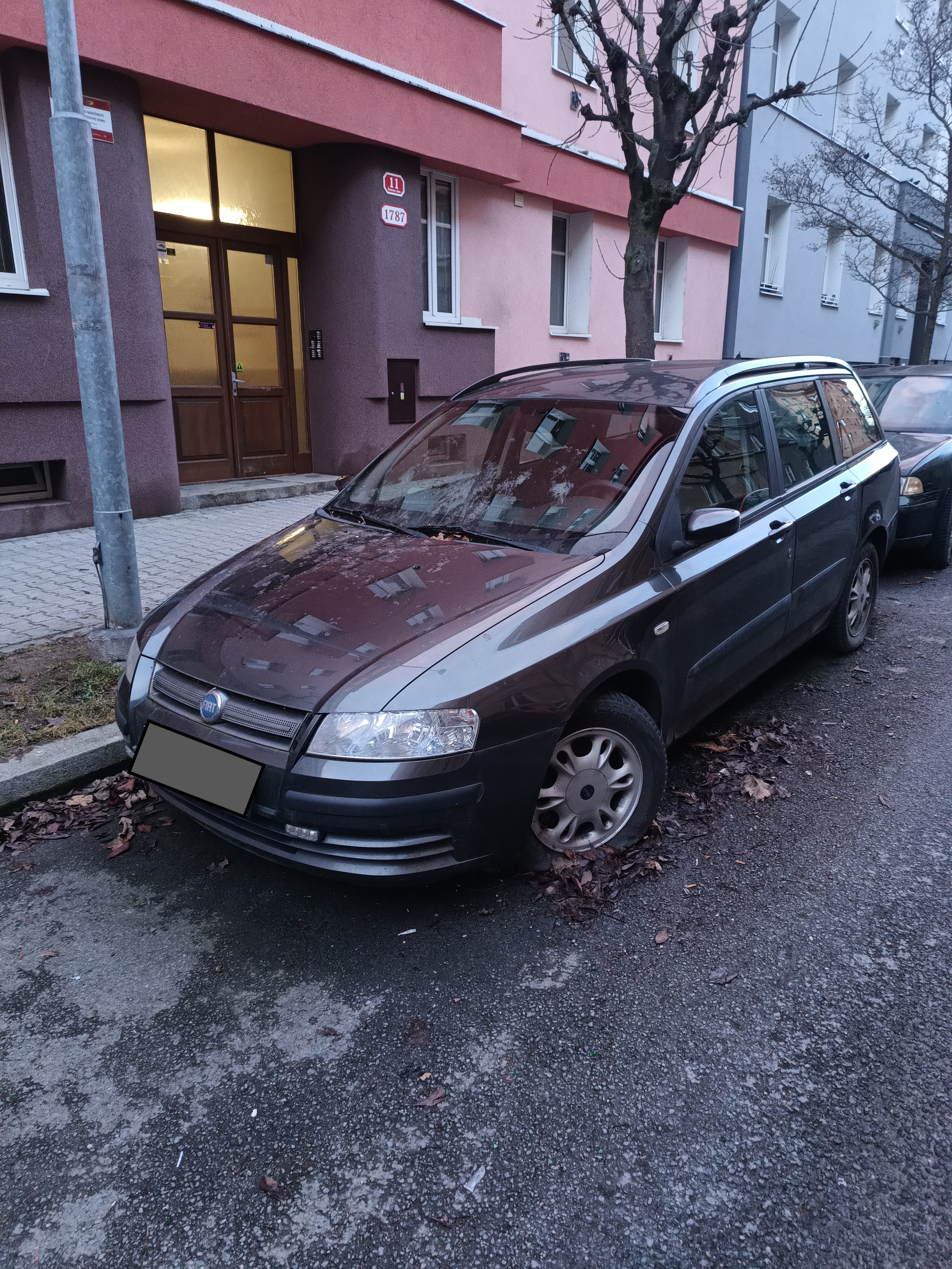 Zaparkovaný vrak Fiat