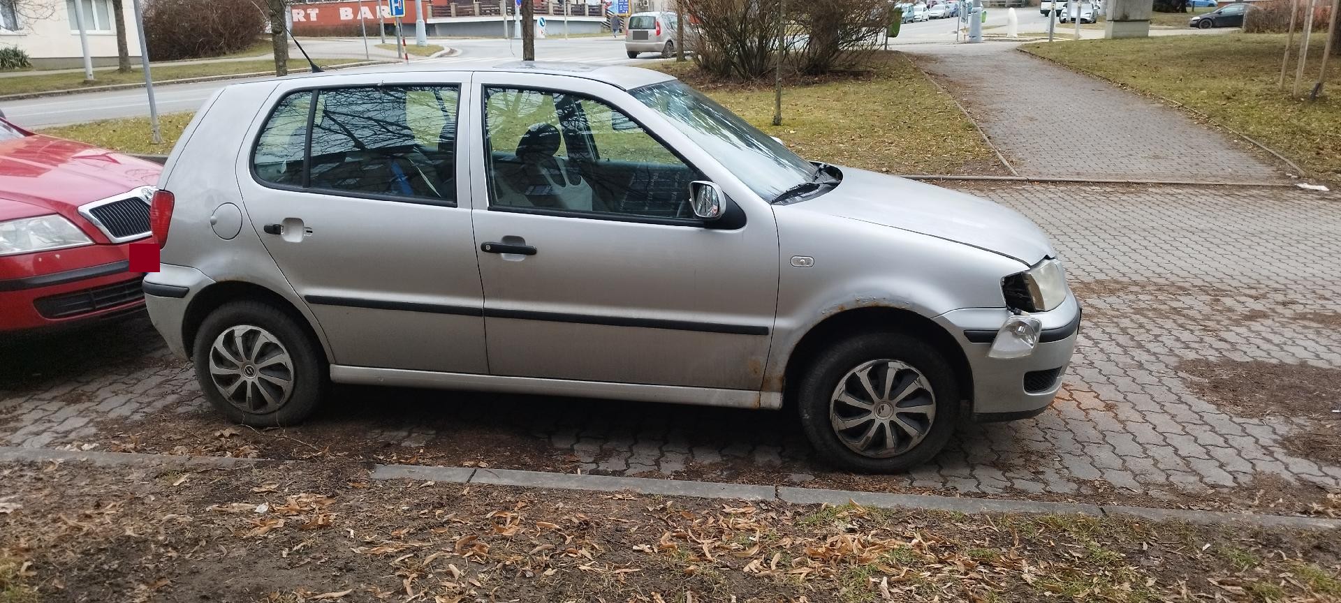 Havarované odstavené vozidlo