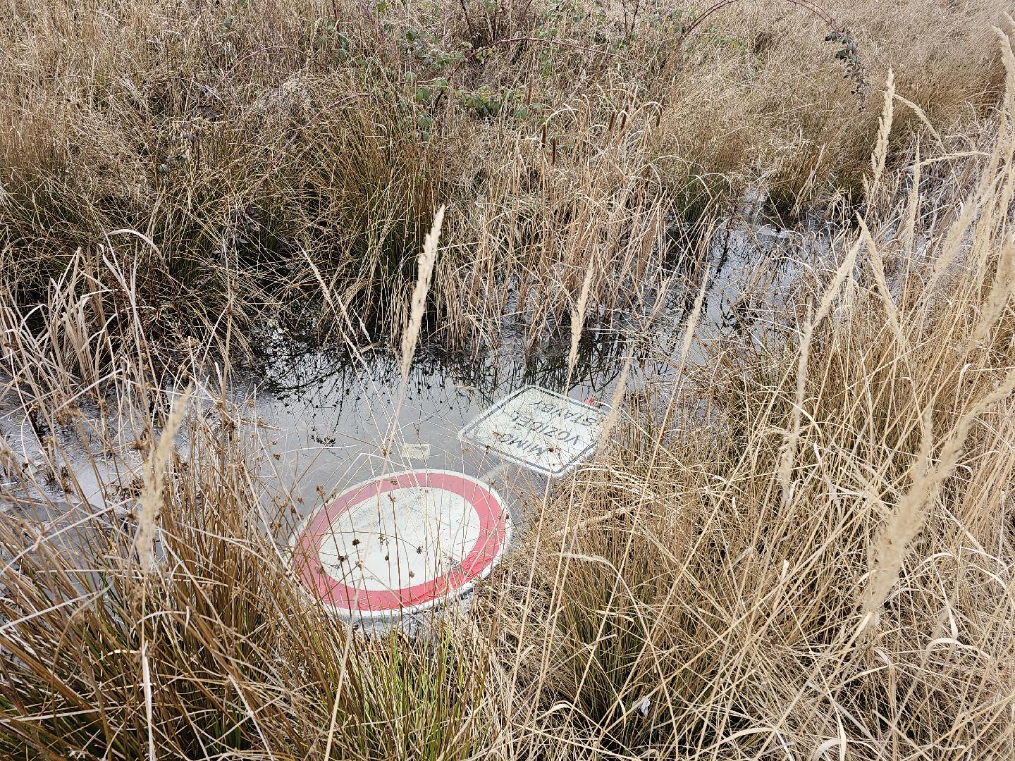 Utopená dopravní značka