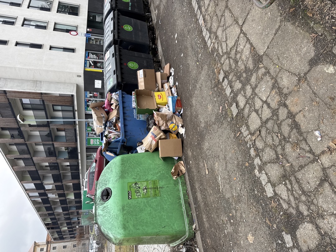 Opakovaný odpad kolem popelnic