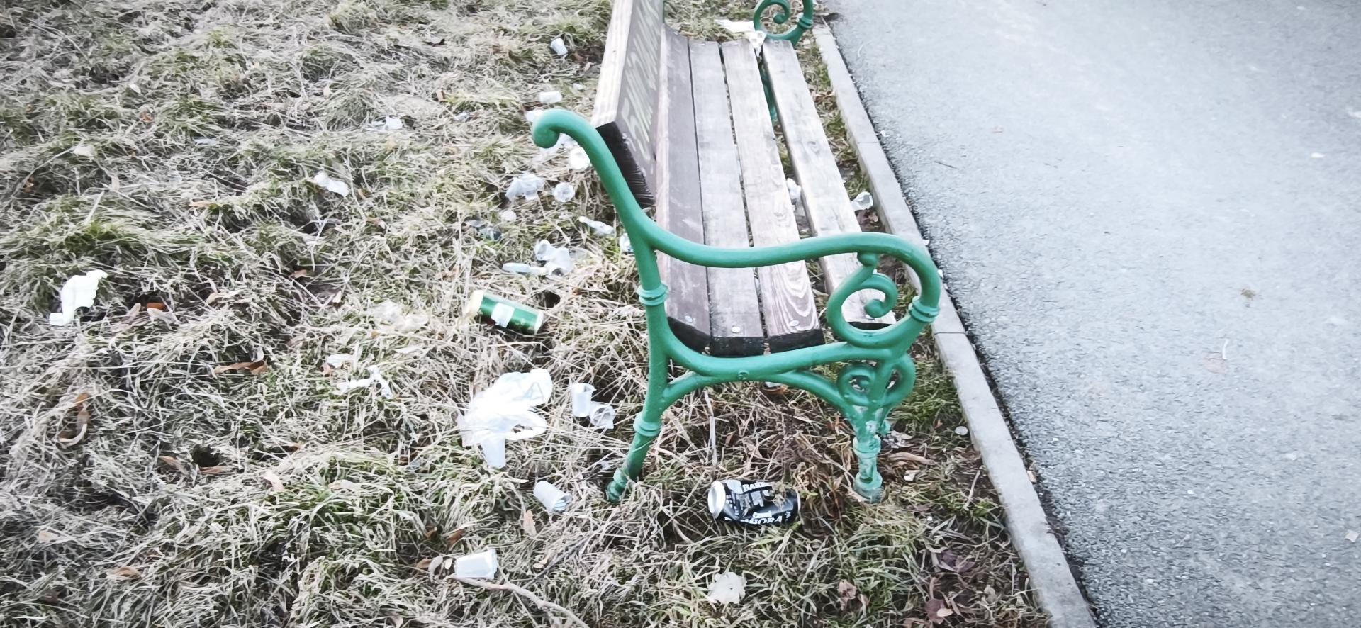 nepořádek u laviček