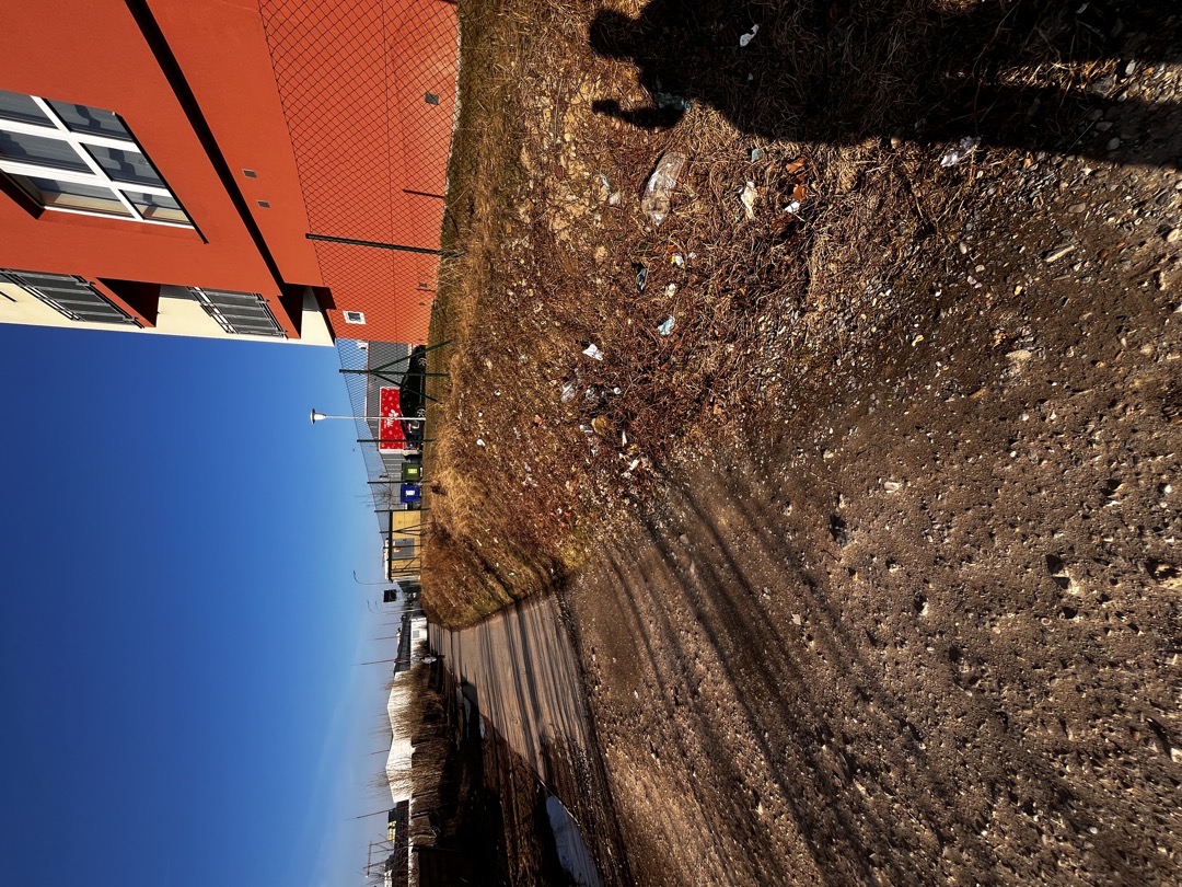 Černá skládka a zničená cesta