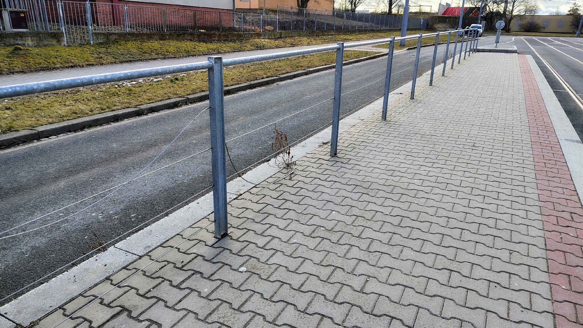 Utržená lanka na zastávce 