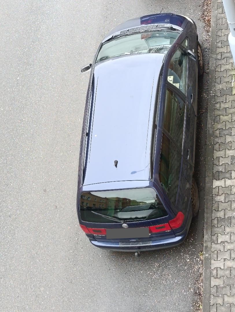 Nepojízdný autovrak s odpadem