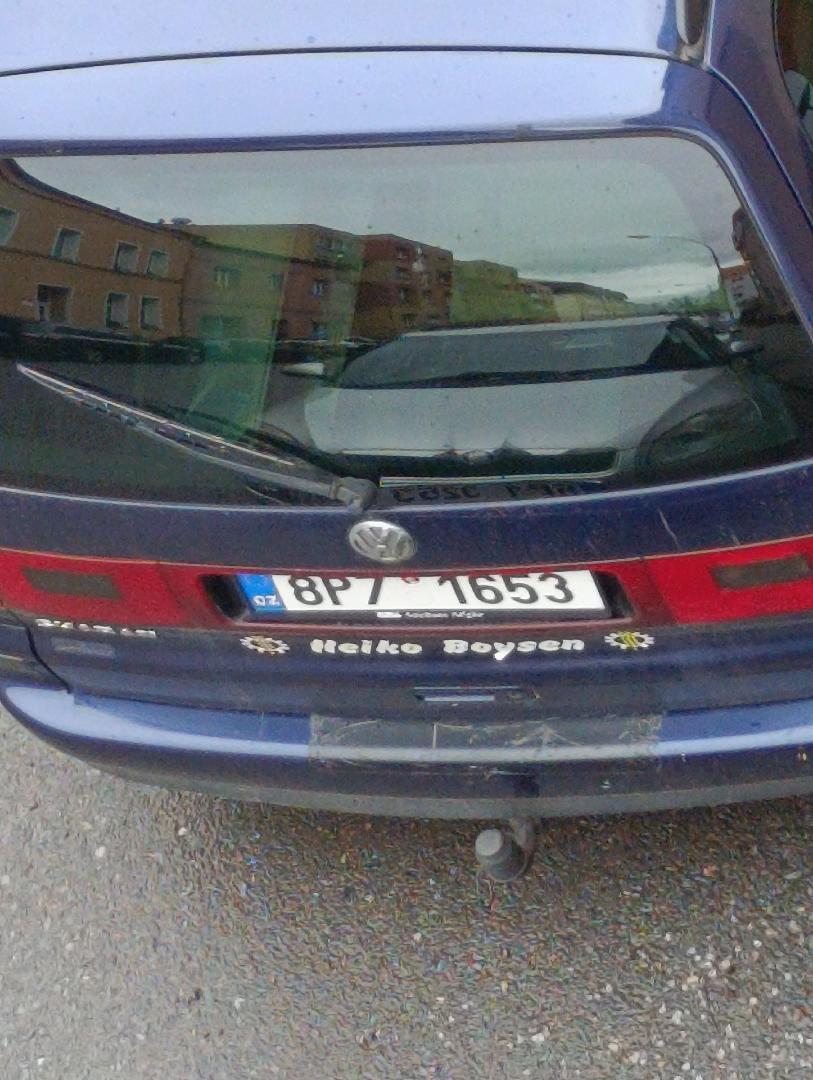 nepojízdný autovrak s odpadem 