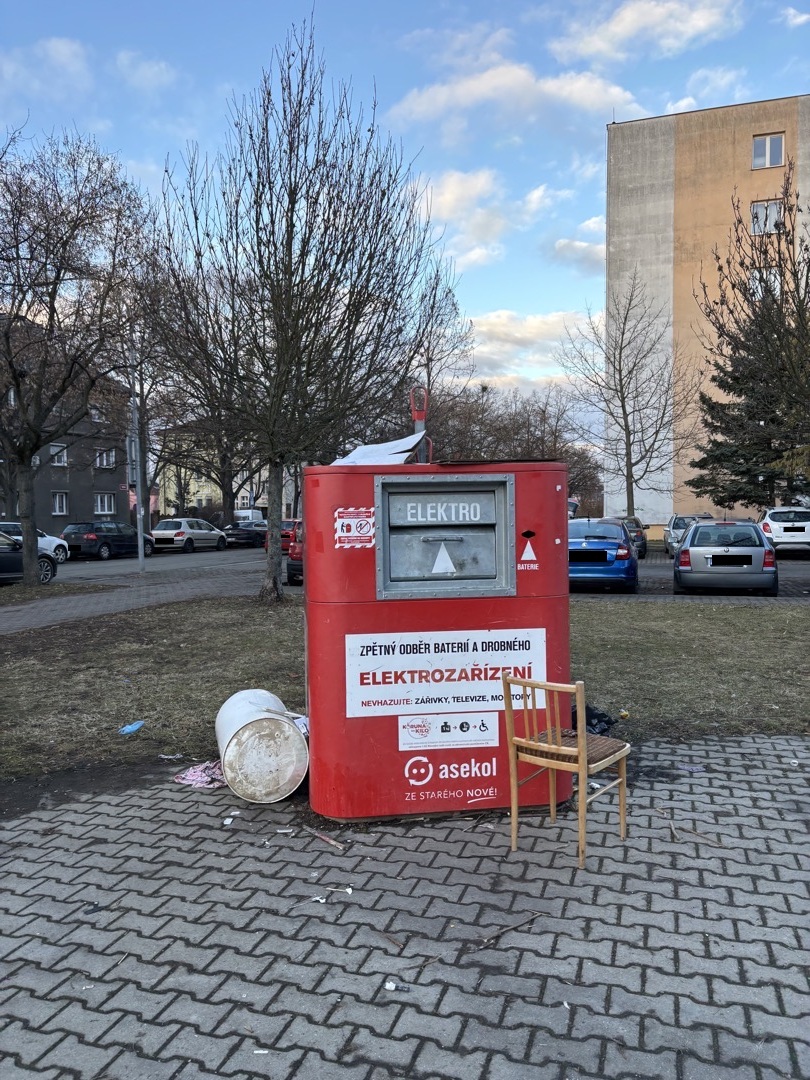 Nepořádek u kontejneru