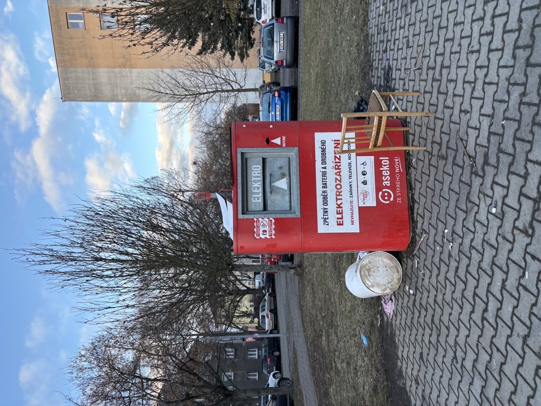 nepořádek u kontejneru