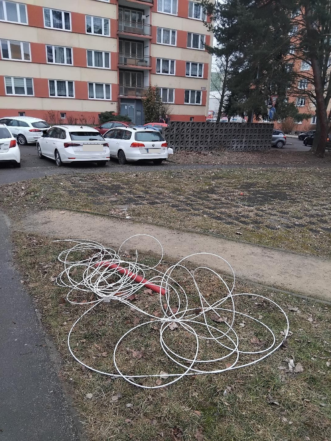 Vyčnívající kabel