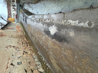 Poškozená, rozblácená cesta