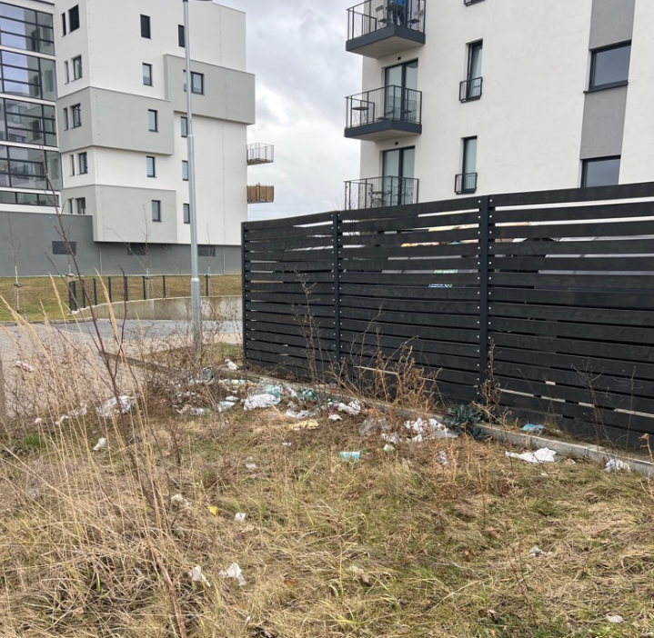 Odpadky kolem popelnic