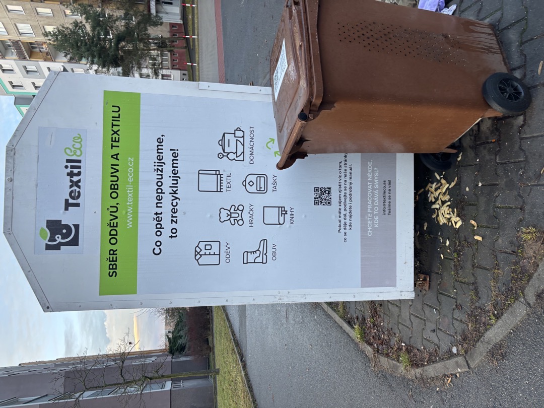 Nepořádek u popelnic