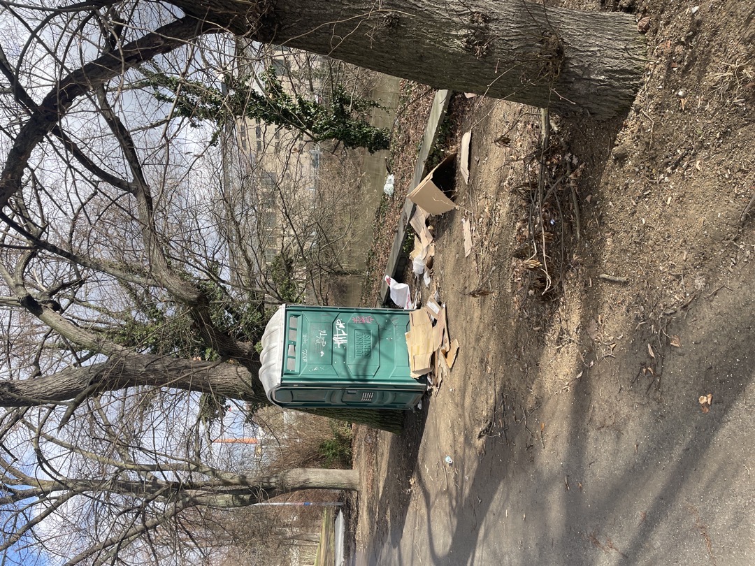 Nepořádek kolem řeky