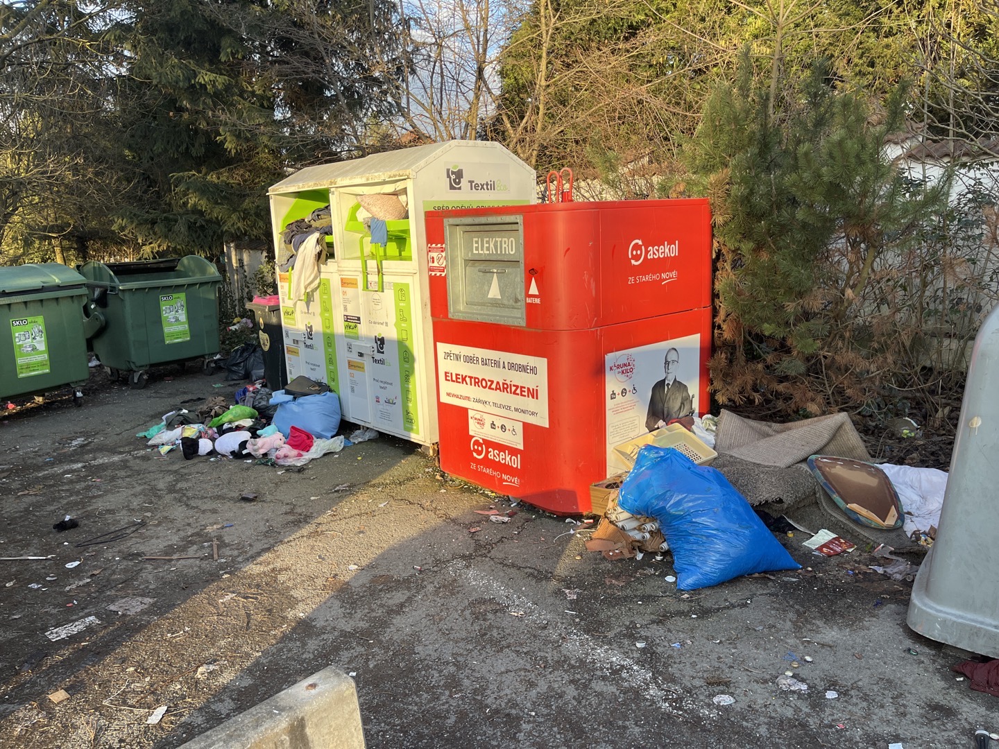  nepořádek u kontejnerů 