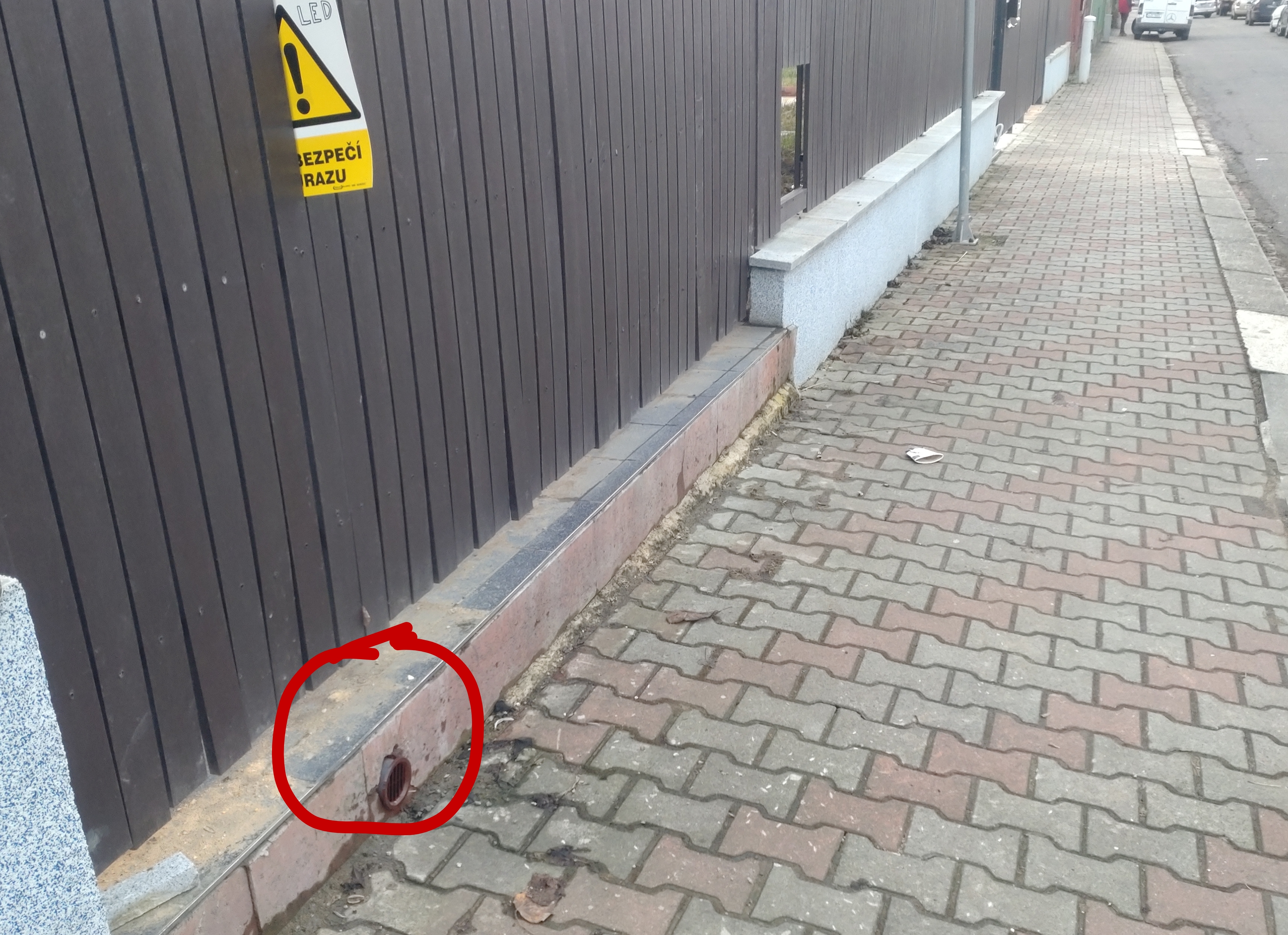 Vytékající voda na chodník