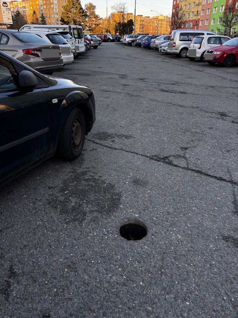 Nezasypané díry po sondách