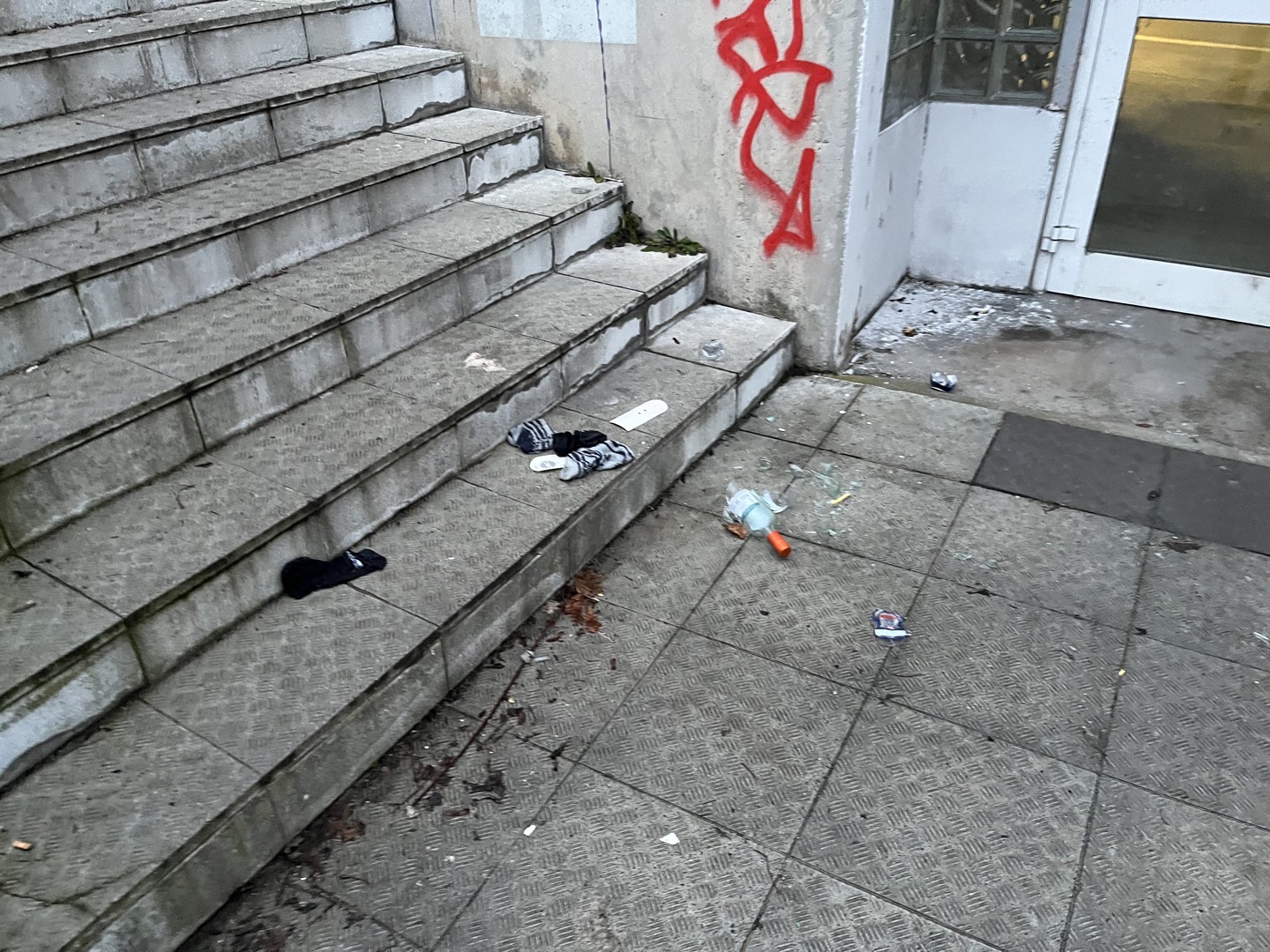 Rozbitá lahev a nepořádek