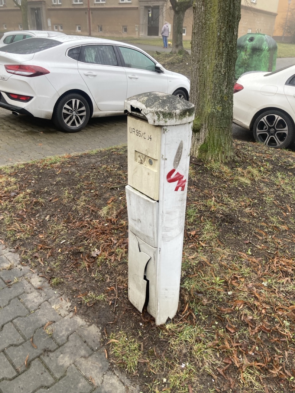 Poškozená skříňka