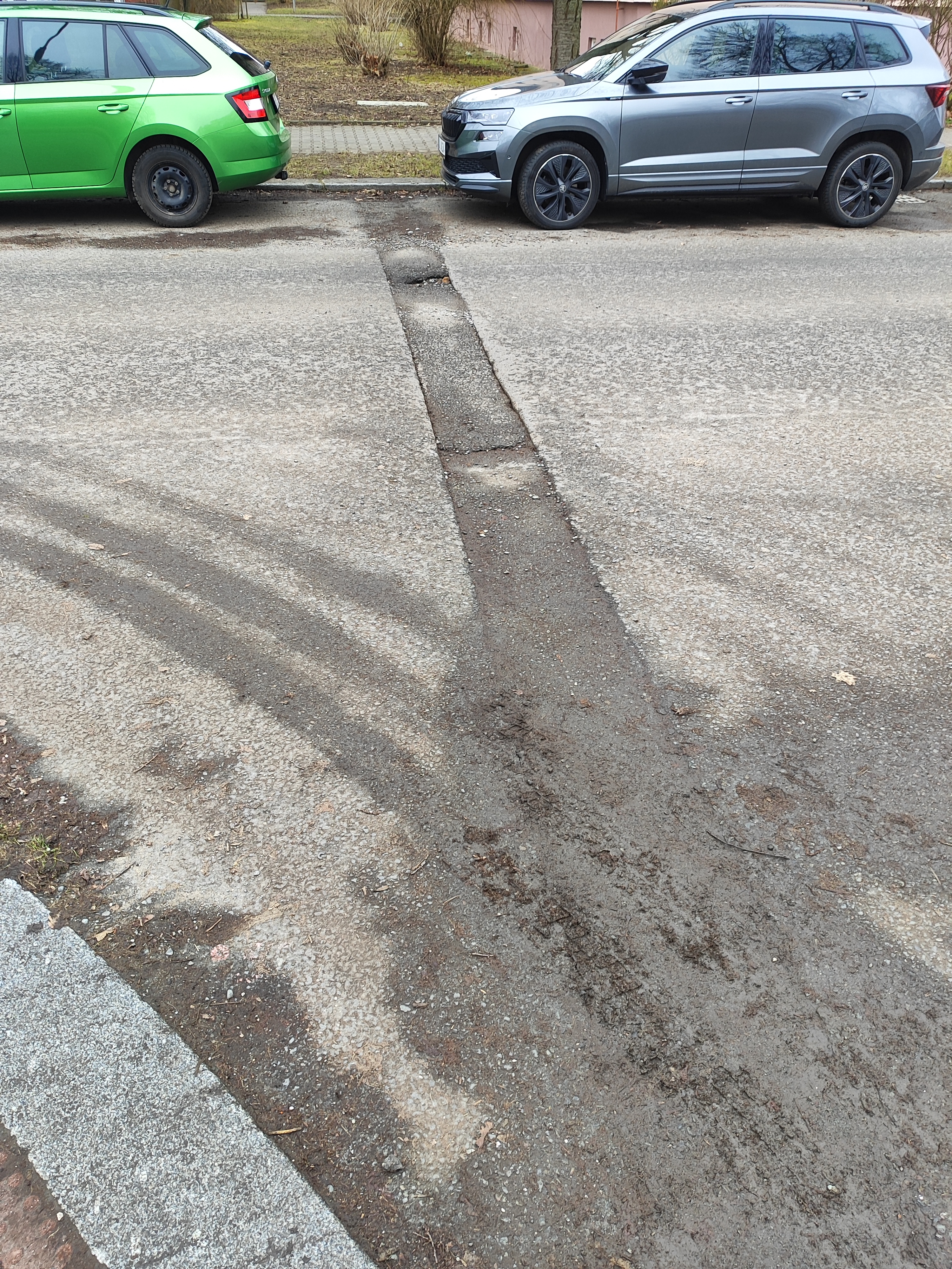 Propadlá a děravá silnice