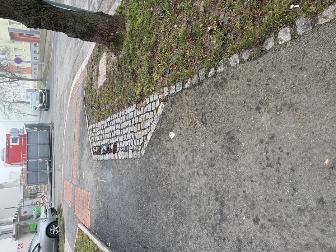 Vytrhané kostky na chodníku