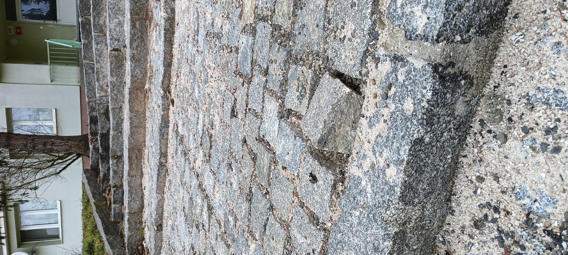 Uvolněná kostka ze schodů