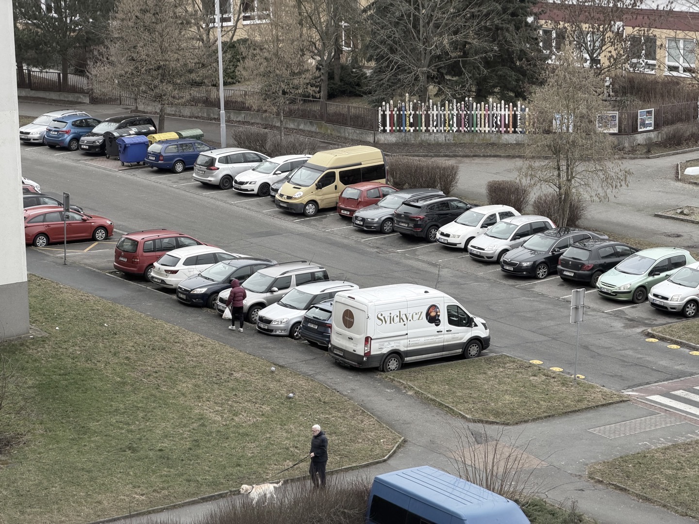 parkování dodávek na sídlišti