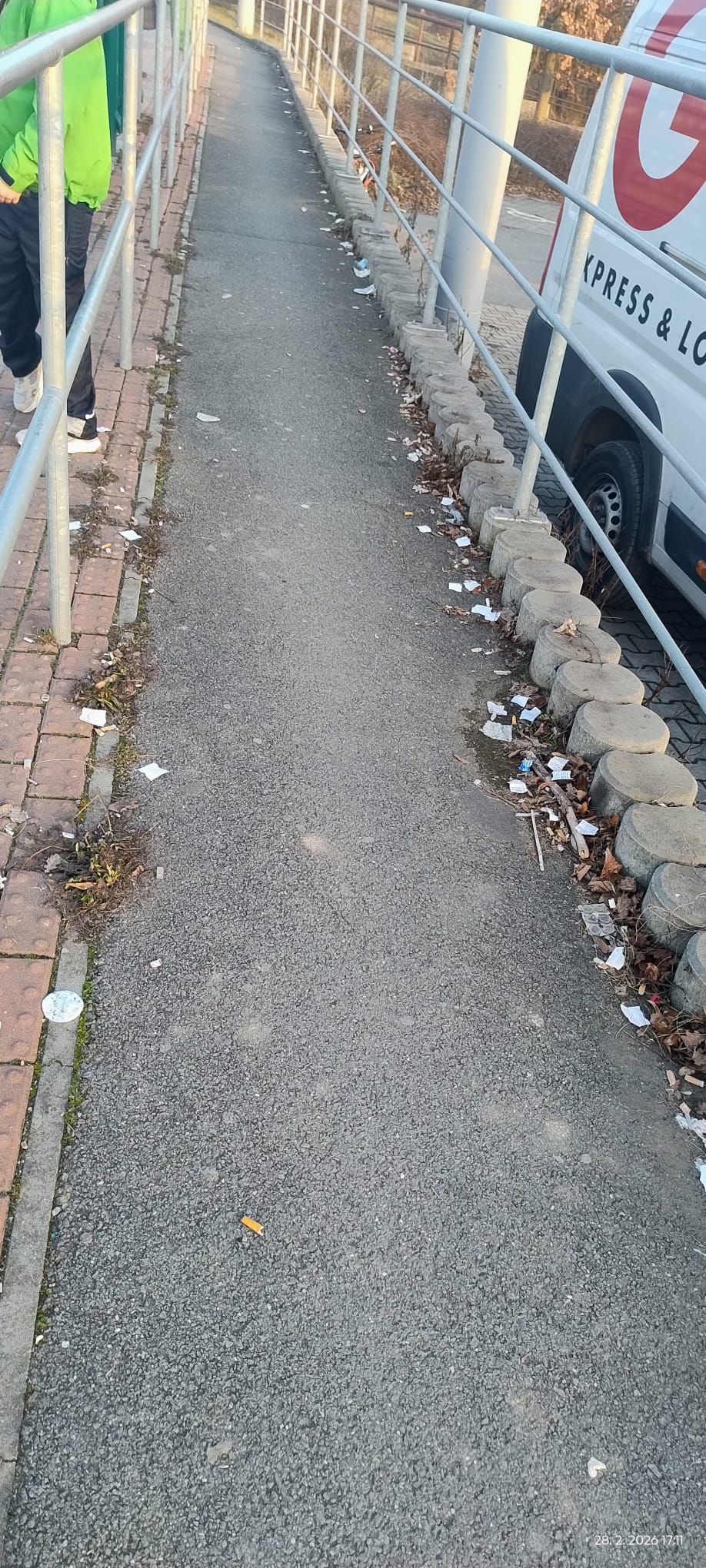 Odpadky kolem zastávky