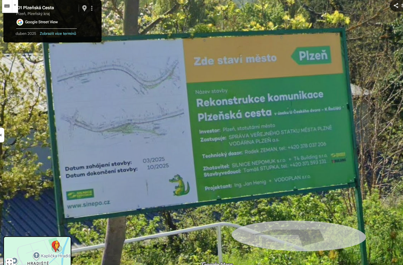 Povalená cedule o rekonstrukci