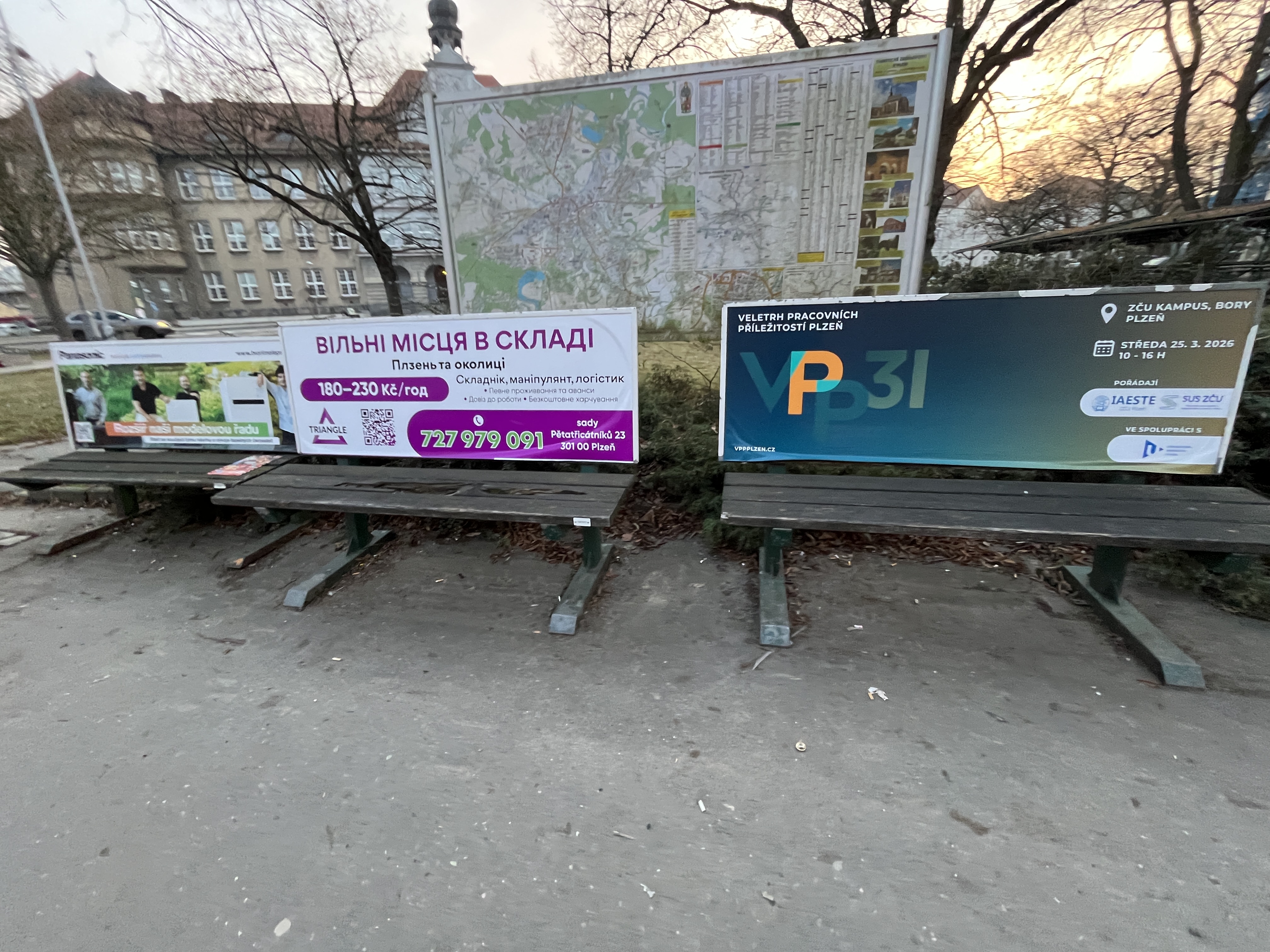 Reklamní lavičky a okolí