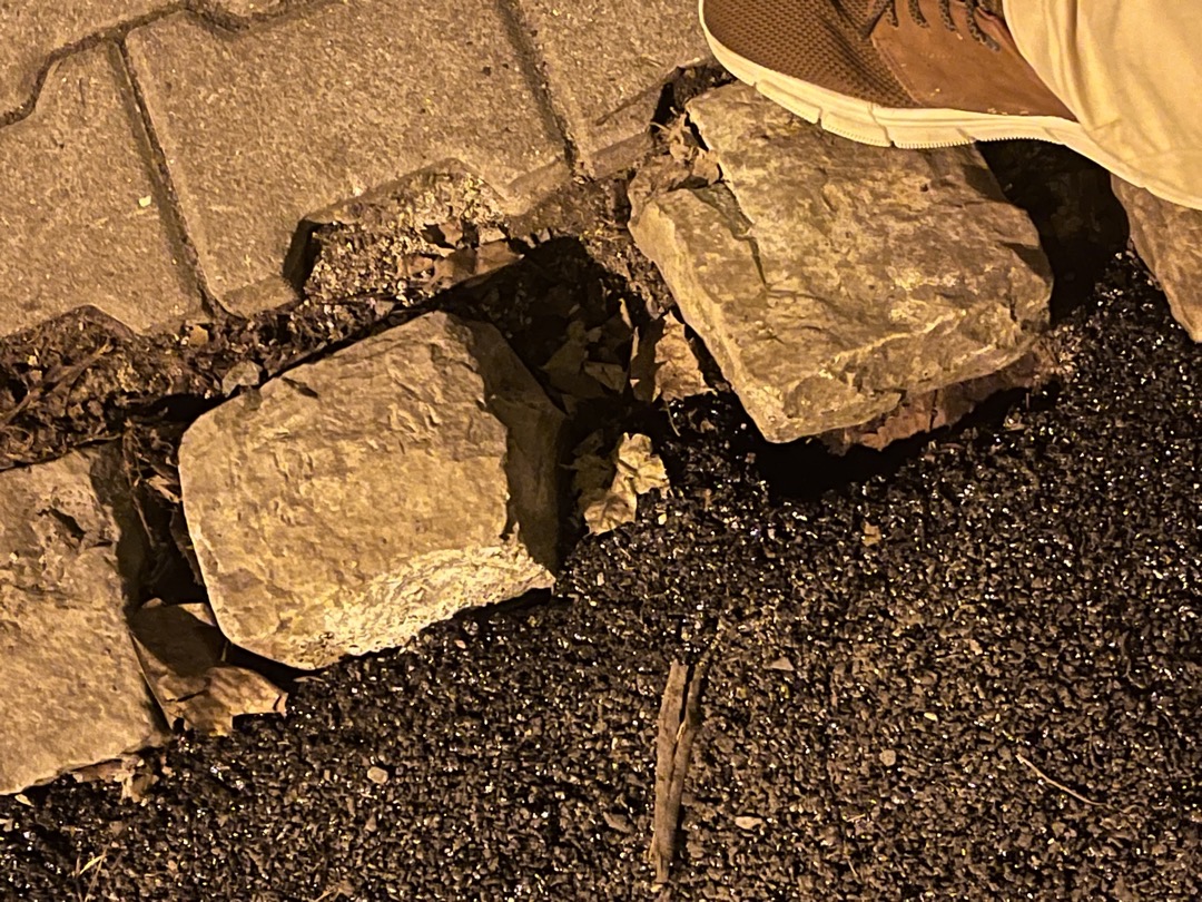 uvolněné žulové kostky