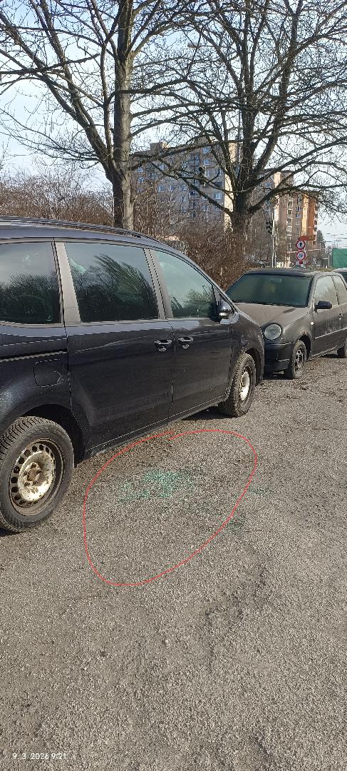 Rozsypane sklo na parkovišti 