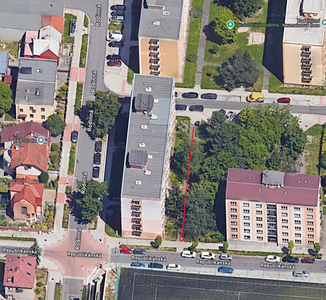 Vyboulený asfaltový chodník