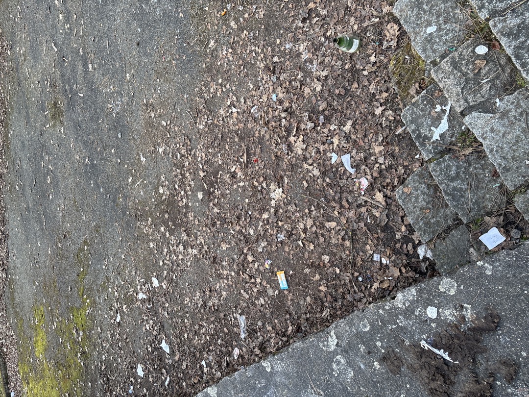 nepořádek na hřišti, střepy 