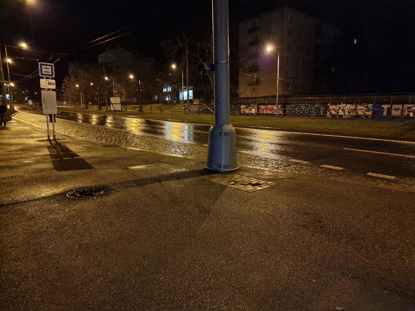 propadající se chodník