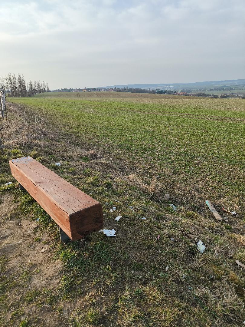 Nepořádek u lavičky