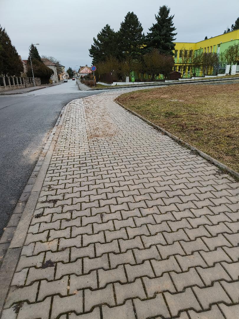 Stále špinavý chodník