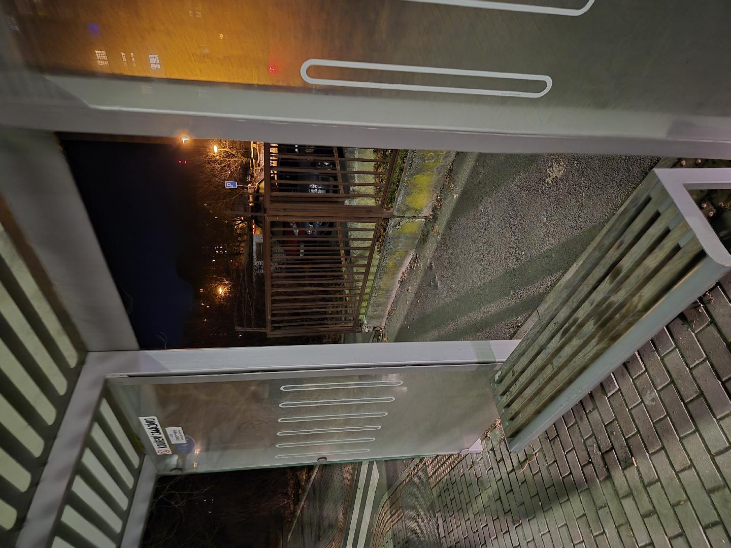 Chybějící sklo na zastávce