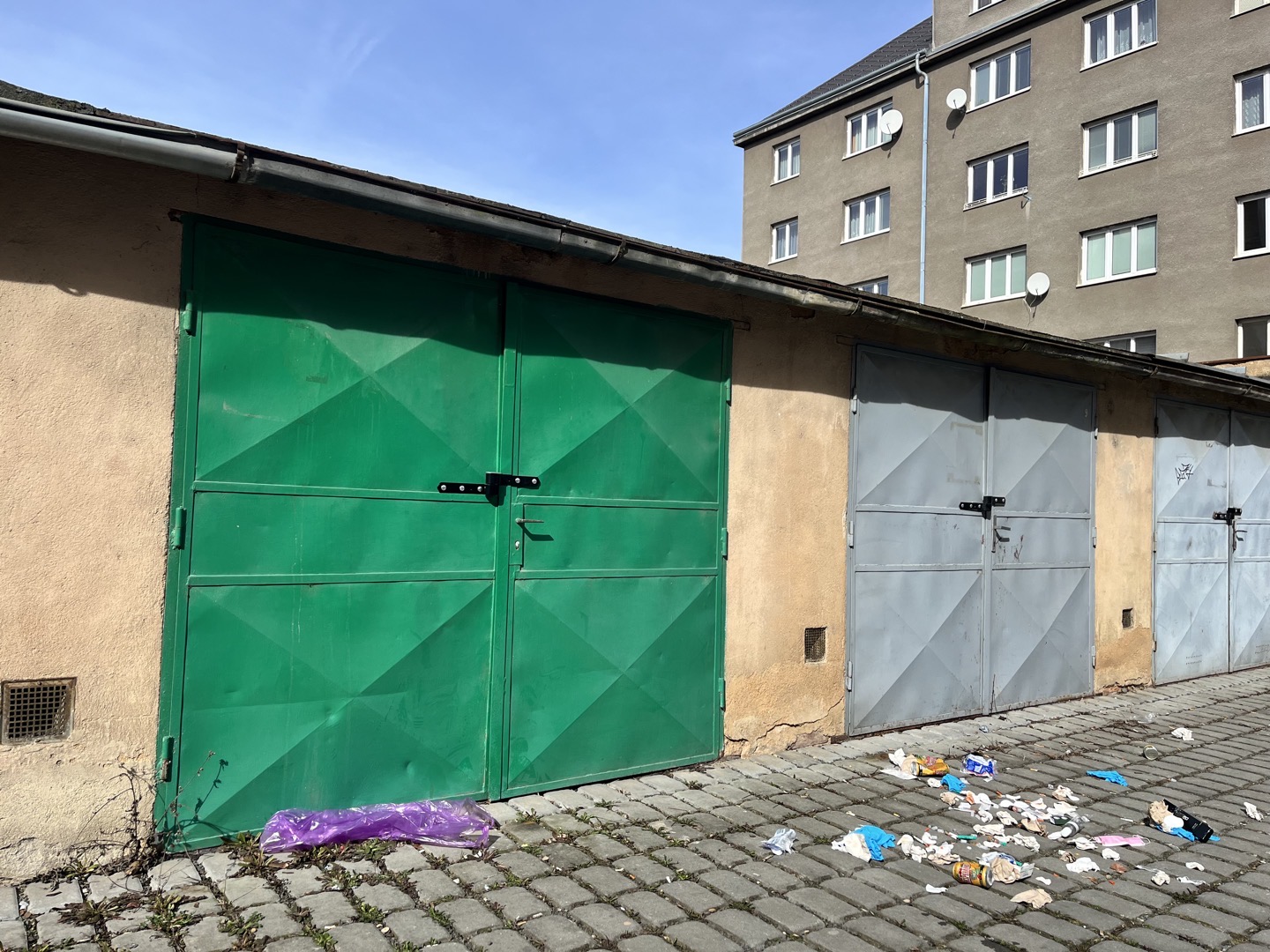 Roztrhaný pytel s odpadem