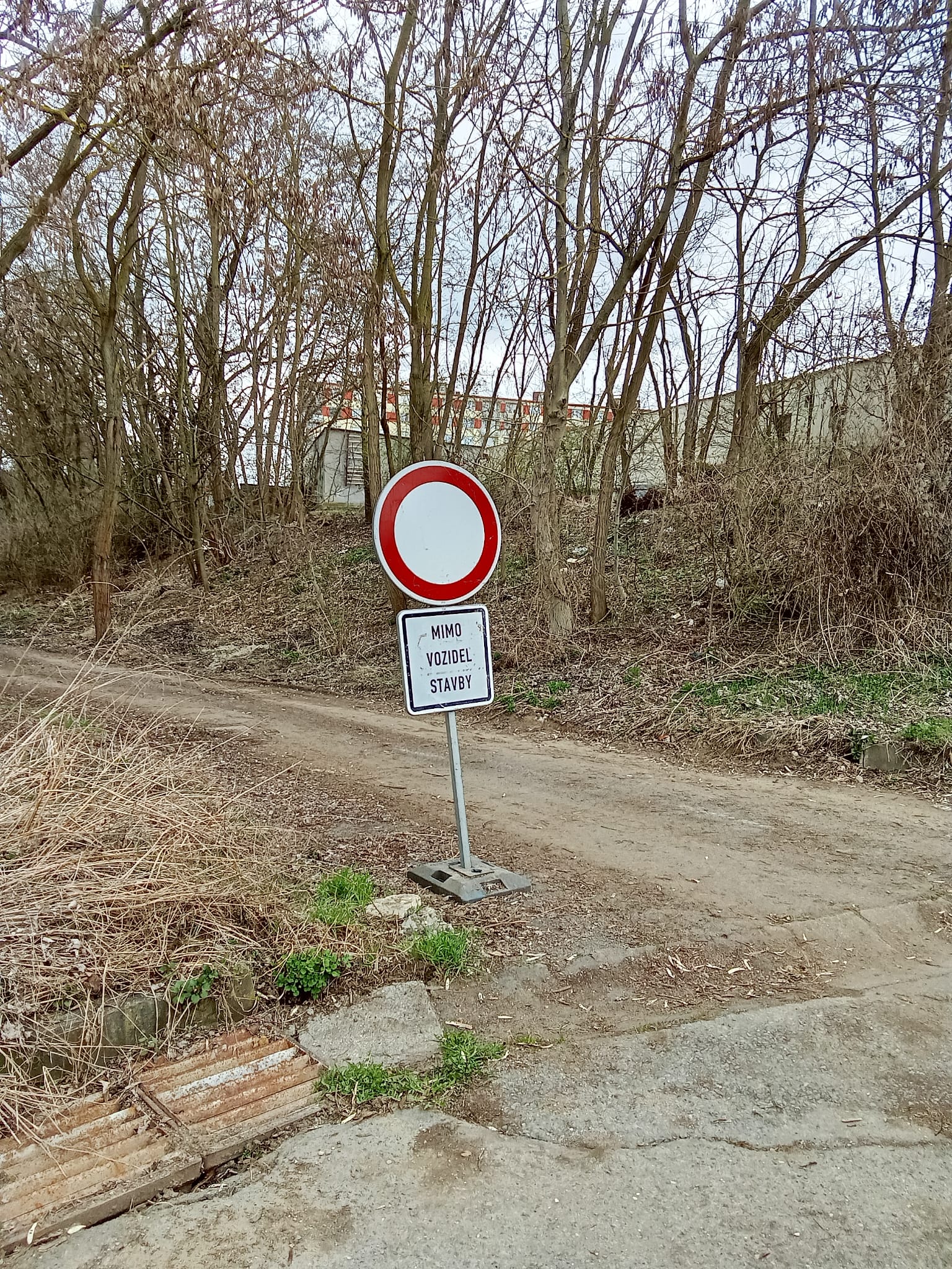 Zničená dopravní značka