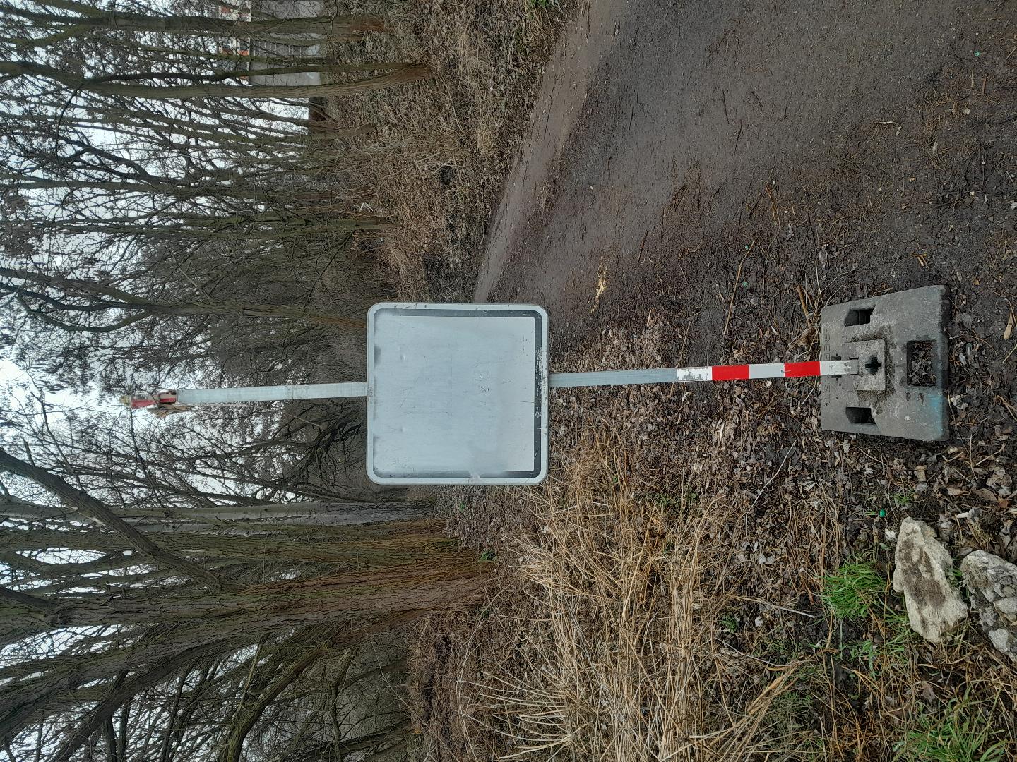 zničená dopravní značka