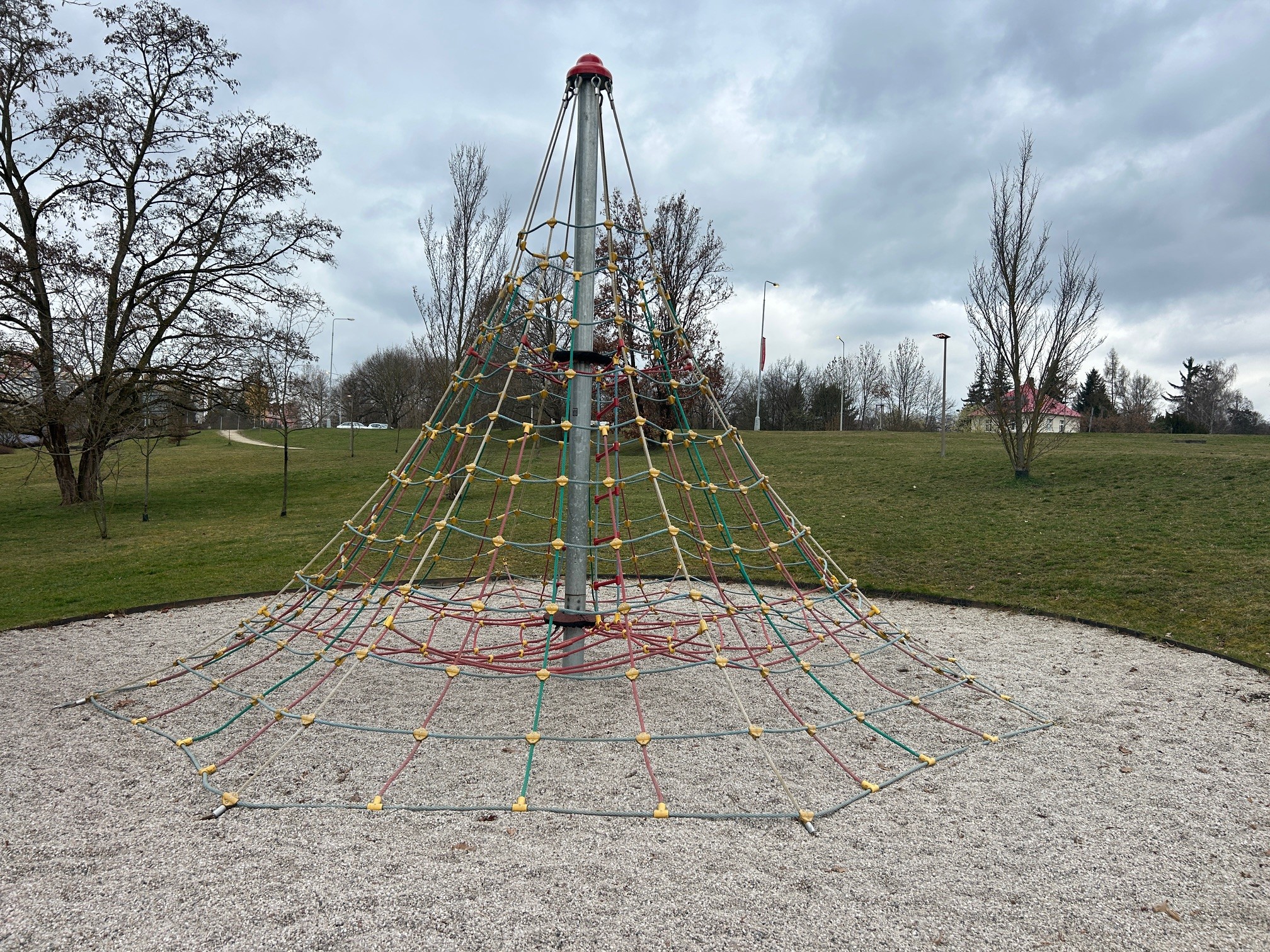 Poškozená lanová pyramida