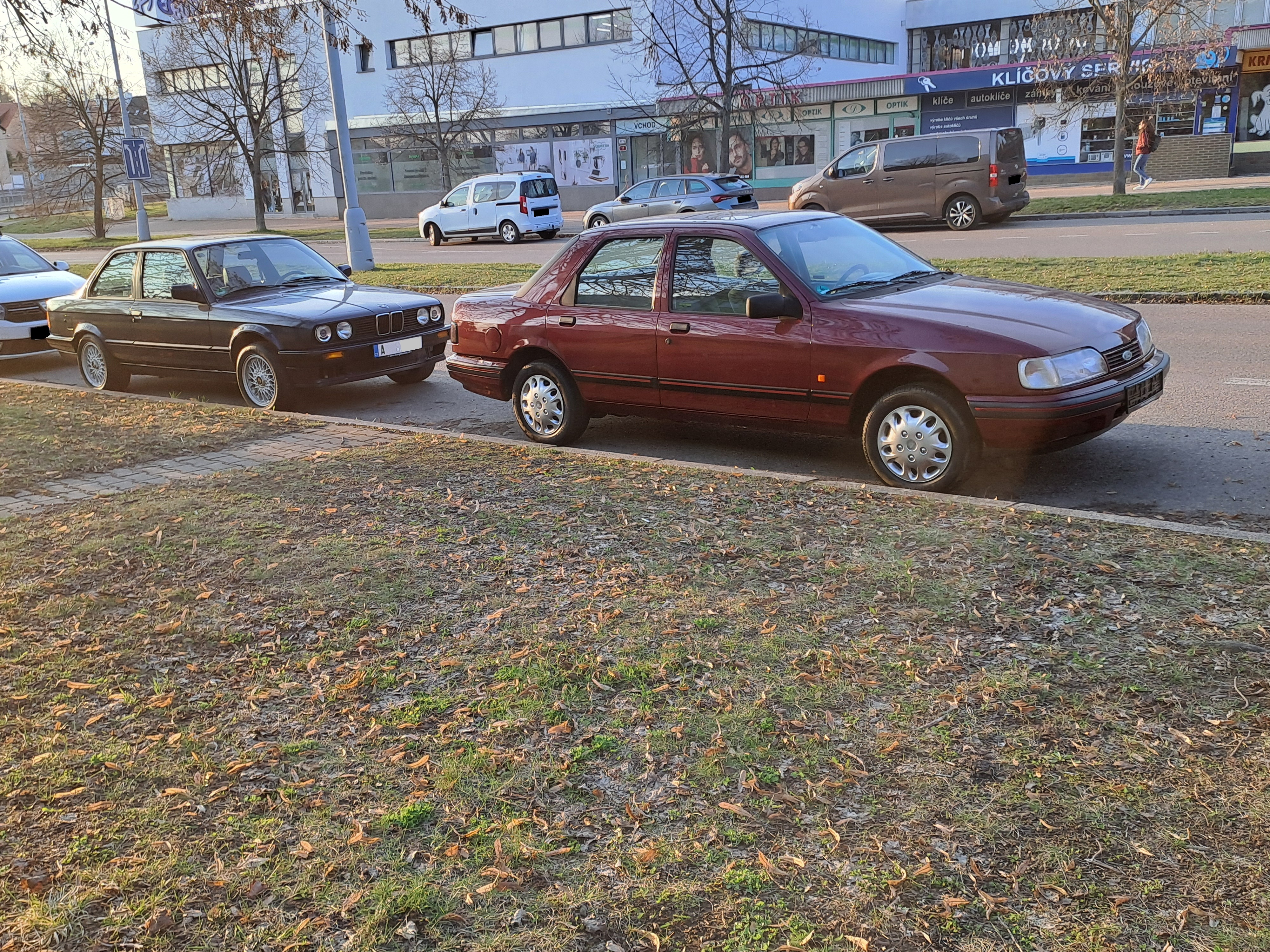 2 odstavená vozidla BMW, Ford