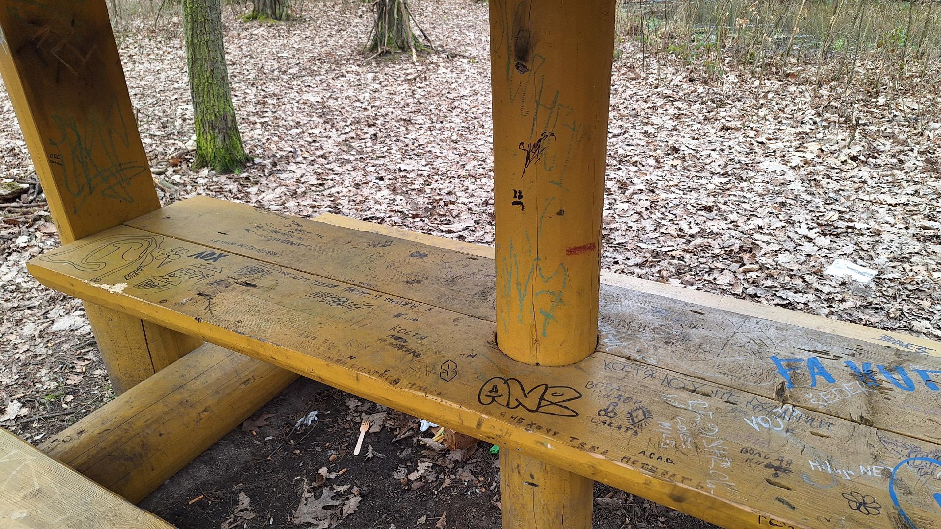 Poničený přístřešek