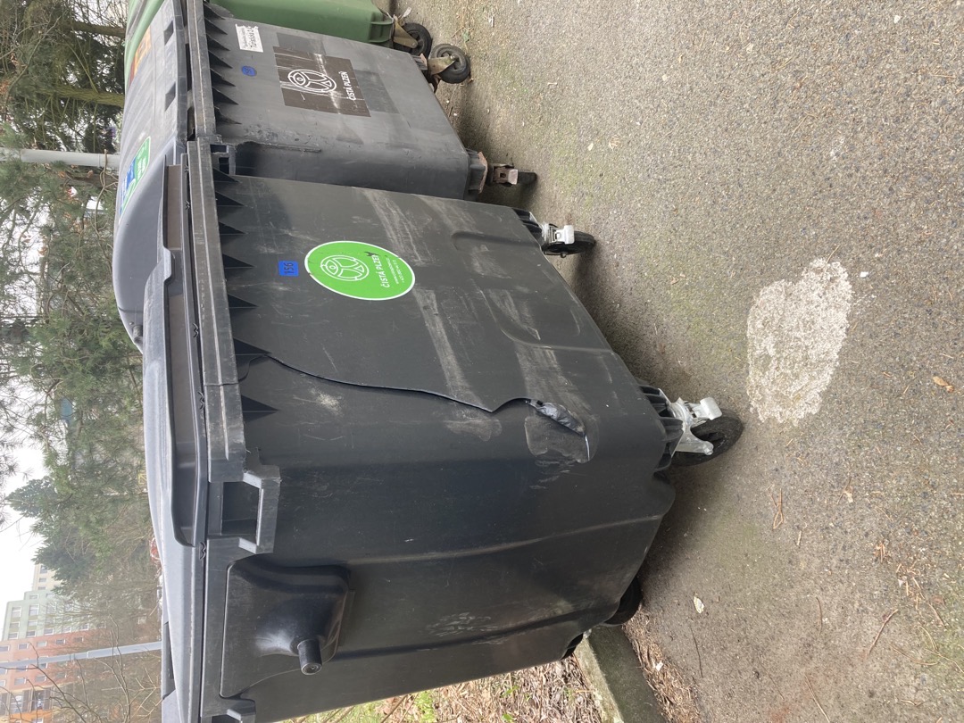 Popelnice prasklá podélně 