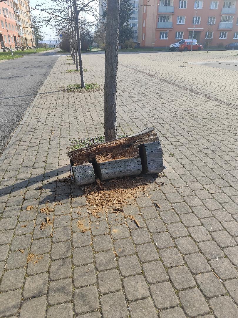 rozpadlý stojan na kola