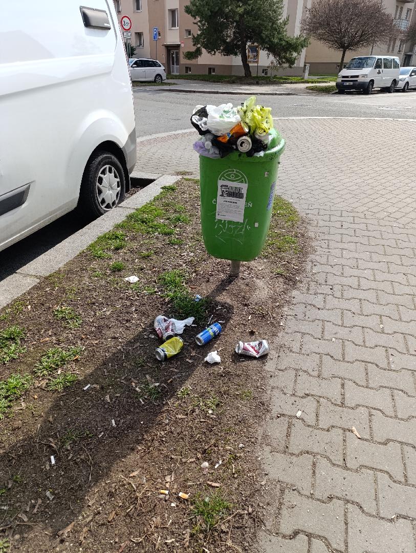 přetékající koš 