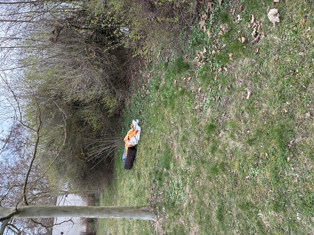 obleceni, neporadek, srouby