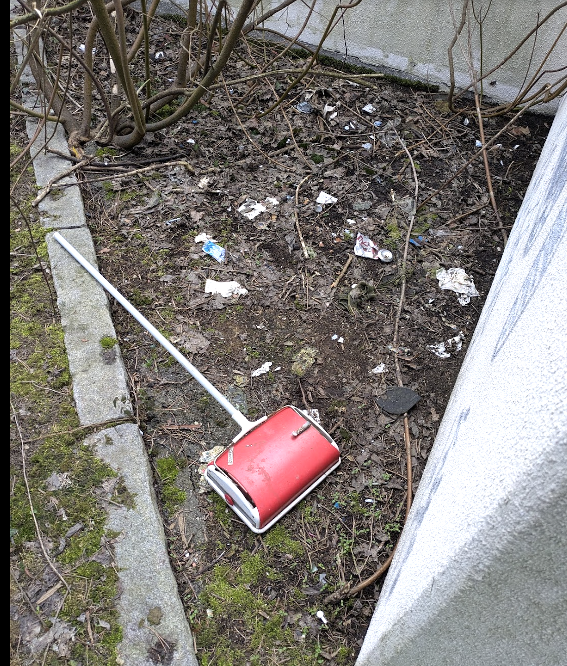 odpadky za garážemi