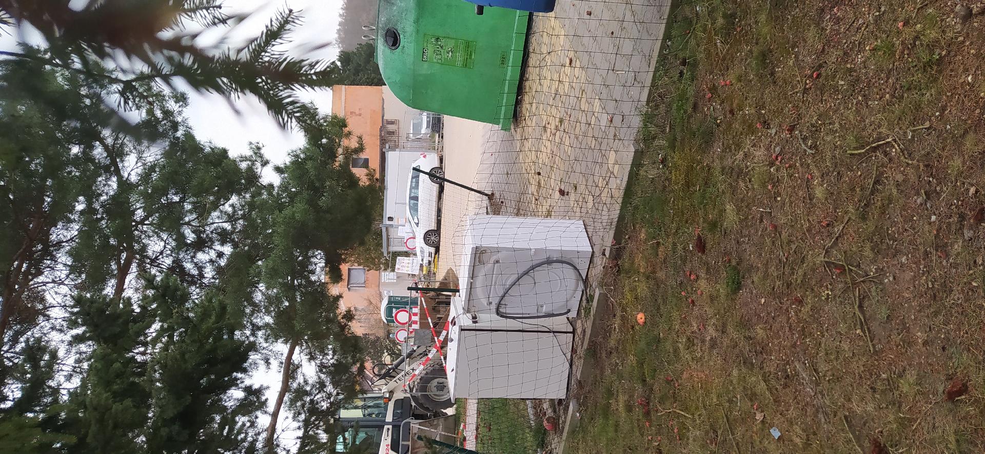 bordel u kontejneru s tridenym